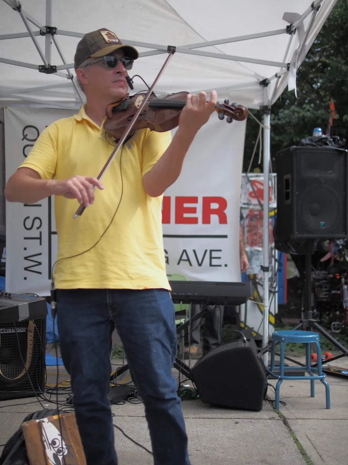 Violin player in Parkdale